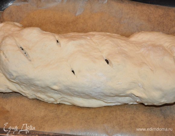  И снова выкладываем на противень, выстеленный  пекарской бумагой, накрыть и дать еще отдохнуть минут 20.  