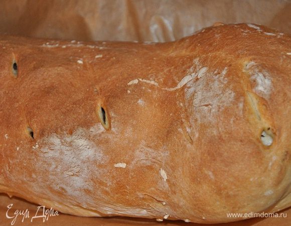 И после выпекаем дальше при той же температуре еще 30 минут. Ориентируйтесь по своей духовке.  Достаем хлеб и нарезаем еще горячим.