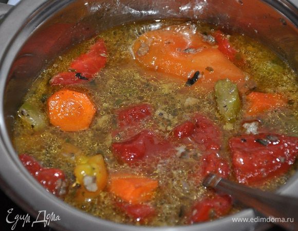 Готовим соус. Кость можете убрать, а если на ней есть мясо, то срежьте его, и вместе с овощами заложите в кастрюльку, потушить с ложкой томатной пасты 20 минут, не кипятите. Можно процедить, а можно оставить все с овощами (как я, например) слегка уварить, посолить-поперчить по вкусу. 