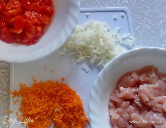 Режим мелкими кубиками лук, куриную грудку и помидоры, морковку трём на мелкой тёрке.