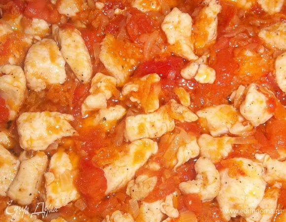 В хорошо разогретую глубокую сковороду наливаем оливковое масло,  засыпаем морковку, обжариваем до полу-золотистого цвета, к ней добавляем лук, так же обжариваем до полу-золотистого цвета, выкладываем грудку и обжариваем минут 5, после добавляем помидоры, и обжариваем всё вместе ещё минуты 3.