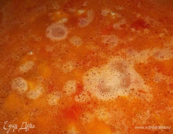 Аккуратно вливаем бульон, главное больше ничего не перемешиваем, после закипания уменьшаем огонь, закрываем крышкой, и оставляем готовиться минут 15-20.