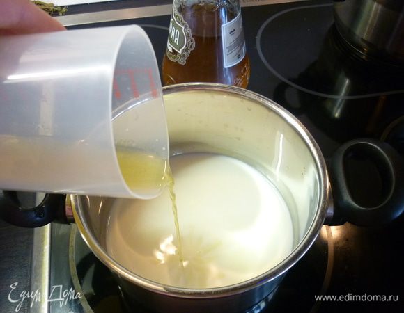 <font style="vertical-align: inherit;"><font style="vertical-align: inherit;">Готовим заранее крем. </font><font style="vertical-align: inherit;">В кастрюлю выливаем молоко и ликер, ставим на плиту и доводим почти до места. </font><font style="vertical-align: inherit;">Кстати, ликер домашний, спасибо за рецепт ТанечкеS!</font></font>