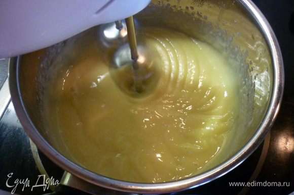 В отдельной смеси взбиваем яйцо с сахаром, добавляем муку, перемешиваем. Вливаем смесь в кастрюлю, тщательно размешиваем и на маленьком огне прогреваем смесь, не переставая размешивать. Через 3–5 минут крем должен загустеть. Охлаждаем и убираем в холодильник.