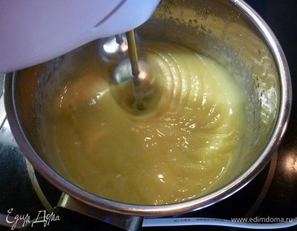 <font style="vertical-align: inherit;"><font style="vertical-align: inherit;">В отдельной смеси взбиваем яйцо с сахаром, добавляем муку, перемешиваем. </font><font style="vertical-align: inherit;">Вливаем смесь в кастрюлю, тщательно размешиваем и на маленьком огне прогреваем смесь, не переставая размешивать. </font><font style="vertical-align: inherit;">Через 3–5 минут крем должен загустеть. </font><font style="vertical-align: inherit;">Охлаждаем и убираем в холодильник.</font></font>