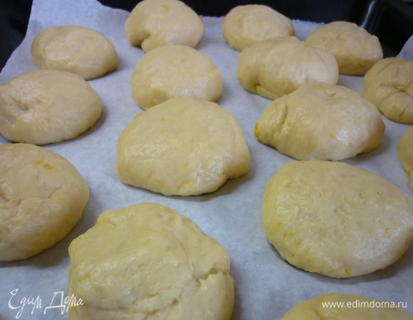 <font style="vertical-align: inherit;"><font style="vertical-align: inherit;">На следующий день достаем тесто из холодильника и даем ему согреться в течение 1,5 часов. </font><font style="vertical-align: inherit;">Формируем булочки по 50–60 г, выкладываем на противень и даем им еще подняться.</font></font>