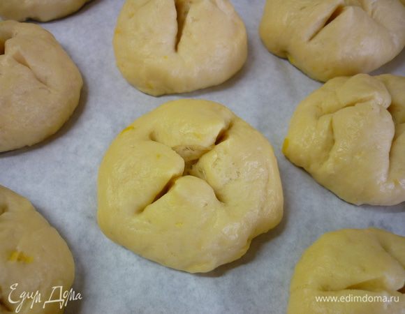 <font style="vertical-align: inherit;"><font style="vertical-align: inherit;">На булочках ножницами делаем крестообразные надрезы, оставляем еще на 10–15 минут.</font></font>