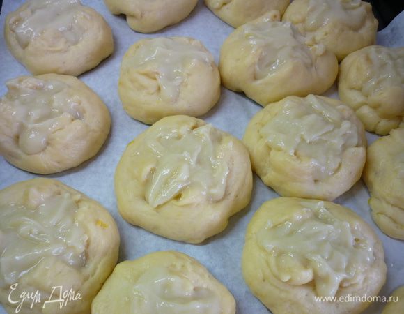 <font style="vertical-align: inherit;"><font style="vertical-align: inherit;">Когда надрезы раскроются, наполняем их кремом. </font><font style="vertical-align: inherit;">Выпекаем булочки при температуре 180°C до золотистого цвета, минут 30.</font></font>