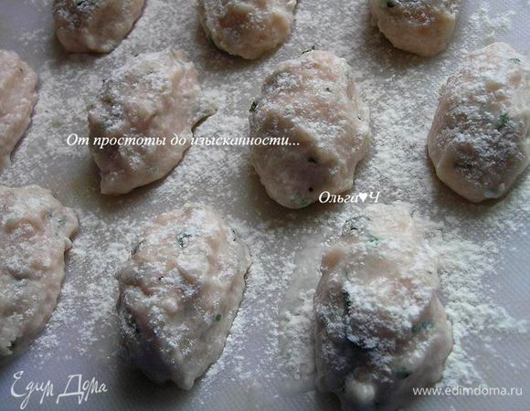  Вылепить небольшие котлетки, присыпать мукой.