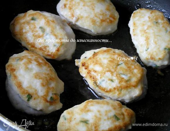 и обжарить на смеси оливкового и сливочного масел, добавив в сковороду веточку шалфея, по 4 минуты с каждой стороны.