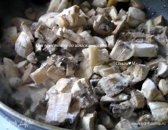 Слить из сковороды масло, добавить вино и готовить, пока оно не выпарится вдвое. Добавить нарезанные шампиньоны.