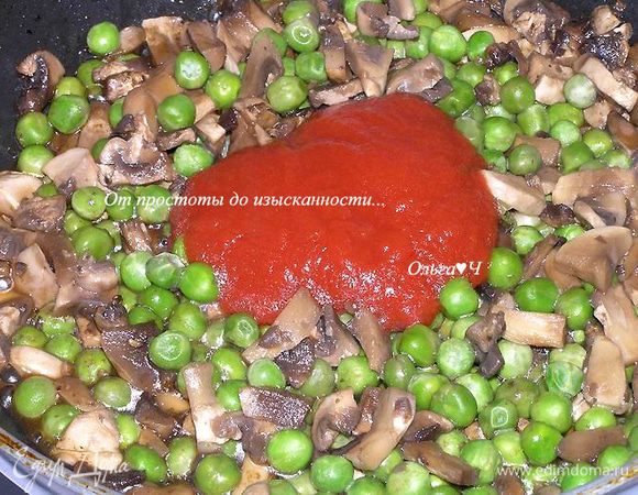 Затем добавить томатный соус и влить немного овощного бульона.