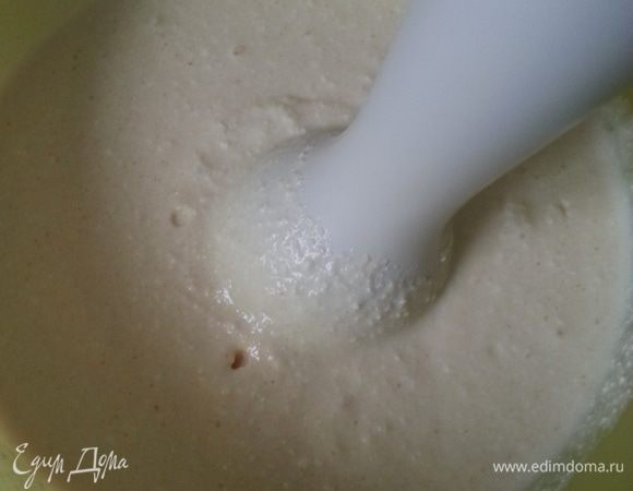 Смешиваем творог, молоко, яйца, сахар, манку и разрыхлитель блендером до однородного состояния. Делим полученную массу пополам.