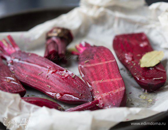 Свеклу помыть, почистить и нарезать вдоль пополам. Выложить в форму с пекарской бумагой или пергаментом. Сбрызнуть маслом, посолить (я посыпала сверху крупной морской солью), посыпать тимьяном и бросить в форму лавровый листик. Ставим в духовку при температуре 180С на 40-60 минут, в зависимости от размера свеклы.