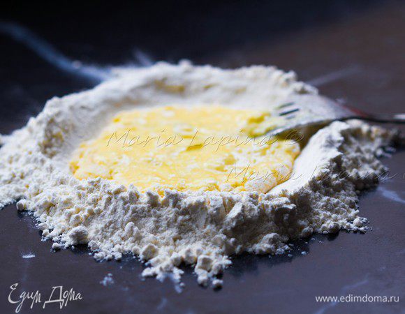 Размешать яйцо вилкой, захватывая муку с краев. 