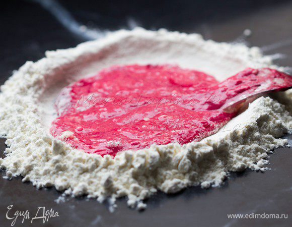 Когда яйцо начнет густеть добавить сок свеклы, замешиваем сначала пальцами, а затем и всей ладонью. 
