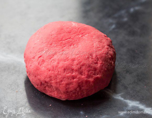 Вымесить эластичное тесто, собрать в шар и отложить в сторону на 30-60 минут. 