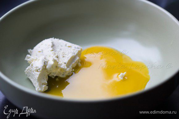 Яйцо разделить на желток и белок. Белок отставляем в сторону, а в желток добавляем сливочный сыр.