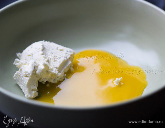 Яйцо разделить на желток и белок. Белок отставляем в сторону, а в желток добавляем сливочный сыр. 