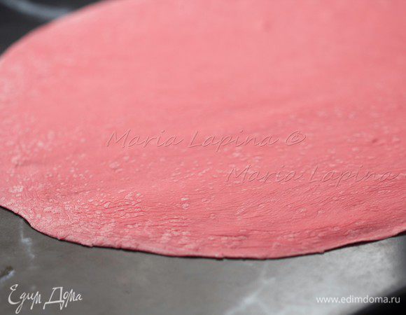 Отдохнувшее тесто раскатываем как можно тоньше. 