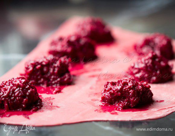 Разрезаем пополам. На одну половину выкладываем по 1 ч.л. начинки отступая от краев и друг от друга. По всему периметру теста и между начинками проводим кистью обмакнув её в белок.