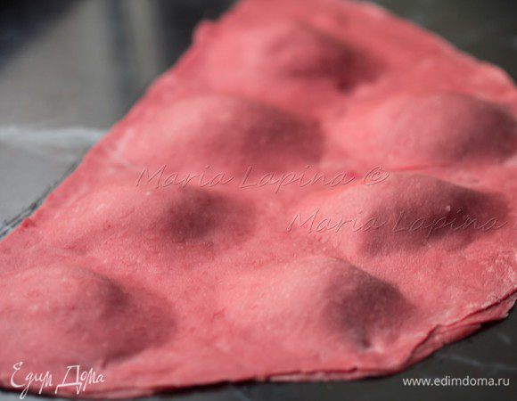 Сверху накрываем вторым пластом теста.  Аккуратно прижимаем между начинками, формируя равиоли. 