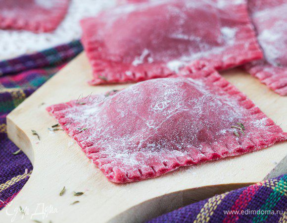 Кончиком вилки надавливаем на края, чтобы сделать узор и ещё лучше скрепить их.