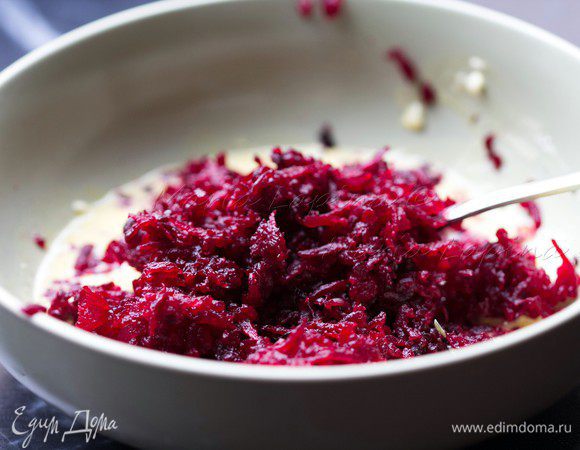 Трем её на мелкой терке и добавляем к желтку и сыру. При необходимости солим начинку. 