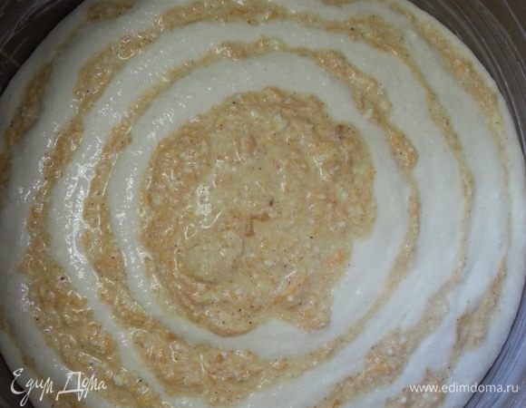 Смазываем чуть-чуть чашу мультиварки сливочным масло, и выливаем, как в детстве торт "зебра", 2 ложки оранжевой массы, 2 ложки белой массы и т.д. Ставим в мультиварку на программу "Выпечка" на 45 минут.