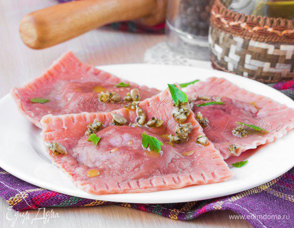 Вскипятить много воды, добавить соли, опустить туда равиоли и варить 5 минут.  Обжаренные семечки немного потолочь в ступке или положить их в бумажное полотенце, завернуть и побить любым тяжелым предметом. Смешать итальянские травы, семечки и оливковое масло. Дать 5 минут настояться. Готовые равиоли выкладываем на тарелку, сбрызгиваем маслом, выкладываем сверху заправку и мелко рубленную петрушку. Подаем горячими в качестве закуски. 