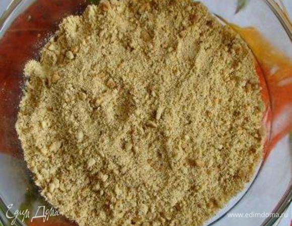 Измельчить печенье в крошку.