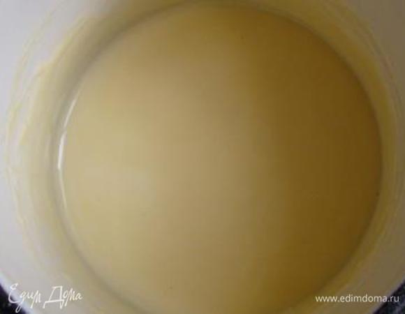 Желатин развести, согласно инструкции на вашей упаковке. У меня быстрорастворимый, поэтому я ввела его тонкой струйкой в горячие сливки и, непрерывно помешивая, полностью растворила. Остудить.