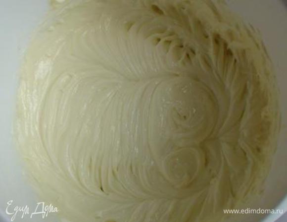 Остывшие сливки добавить в «Филадельфию» и хорошо взбить до однородной массы (главное «Филадельфию» не перебить, чтобы не стала расслаиваться).