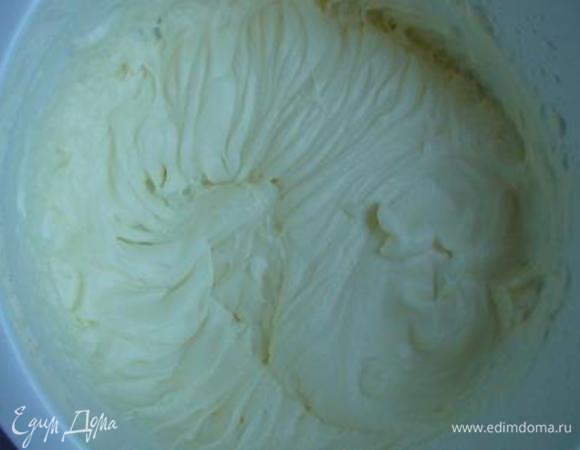 Сливки взбить с сахарной пудрой и поместить в кондитерский мешок.