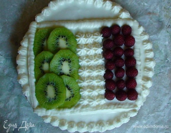 Украсить чизкейк в стиле итальянского флага: слой киви, сливки и  малина (малину можно заменить на клубнику). Приятного аппетита!