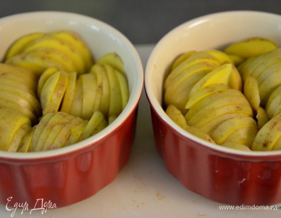 Разогреть духовку до 190 гр. Картофель тонко порезать, если молодой можно с кожурой. Уложить в блюдо впритык с друг другом.