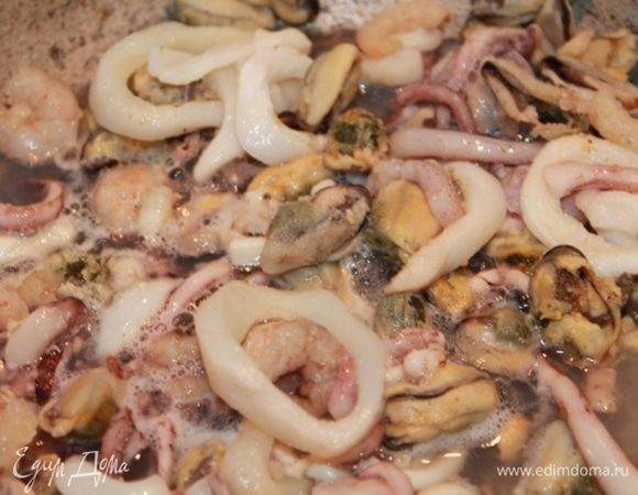 Морепродукты посолить, прогреть на сковороде, лишнюю воду слить.