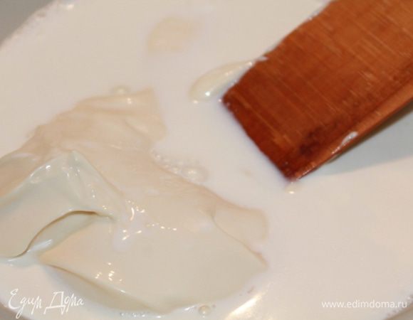 Отдельно на сковороде прогреть сливки, добавить плавленный сыр, мешать до полного растворения сыра.