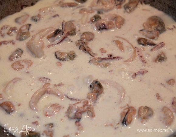 Готовый соус добавить к морепродуктам, перемешать, снять с плиты, дать соусу немного загустеть остыв.