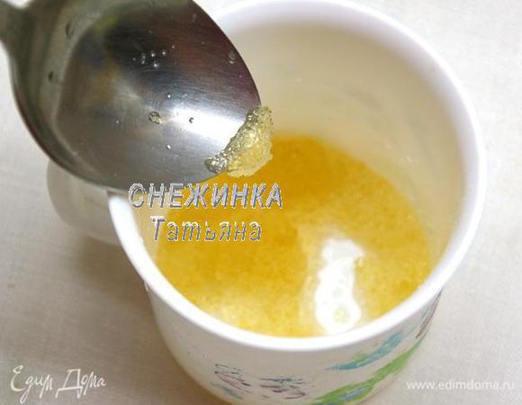 Желатин всыпаем в кружку и разводим холодной водой. Оставляем на 5 минут набухнуть.