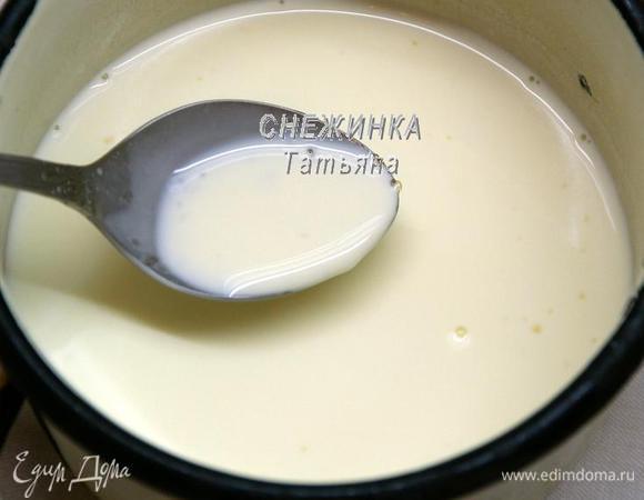 Сливки наливаем в сотейник, добавляем сахар и ванилин, ставим на огонь и доводим до хорошо тёплого состояния. Затем кладём набухший желатин и, помешивая, доводим до его растворения, сливки за это время ни в коем случае не должны закипеть. Снимаем с огня, слегка остужаем.

