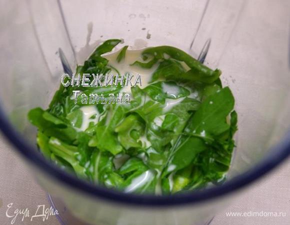 Руколу моем по необходимости и хорошо обсушиваем. Кладём в блендер. Заливаем сливками. 