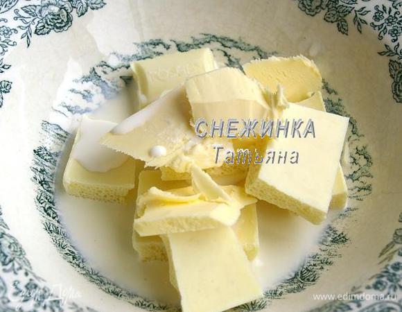 Перед подачей готовим соус. В миску кладём поломанный на кусочки белый шоколад, сливочное масло и сливки. Ставим на водяную баню и растапливаем. 