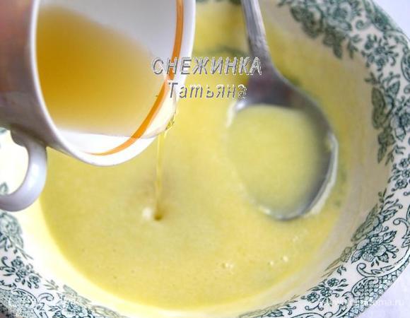 Мешаем до однородности и добавляем мятный сироп, перемешиваем. Ещё минутку держим на водяной бане, постоянно помешивая. Готовый соус полностью остужаем.