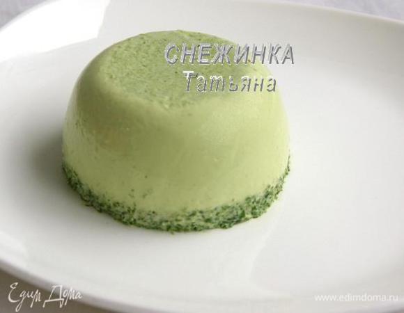 Застывшую панна котту переворачиваем на сервировочную тарелку. Для этого ненадолго опускаем формочку в горячую воду.