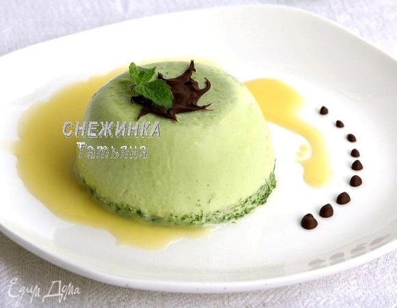 Растапливаем чёрный шоколад. Панна котту поливаем соусом и украшаем чёрным шоколадом и веточкой мяты.