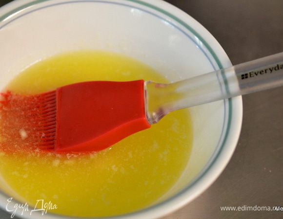 Оливковое масло смешать со сливочным маслом.