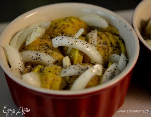 Порезанный лук разложить в картофель и между ним. Посолить и поперчить. Картофель полить или смазать кисточкой приготовленным маслом. Поставить в духовку горячую и готовить не прикрывая 1 час 25 мин. Картофель молодой может готов раньше.