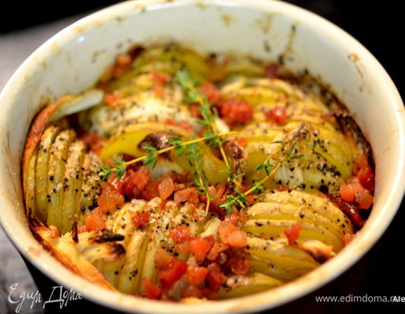 Панчетту обжарить или бекон. Посыпать на картофель, после времени. А также выложить веточки тимьяна. Поставить обратно в духовку на 30 мин.
Готовый картофель подаем к столу тут же.