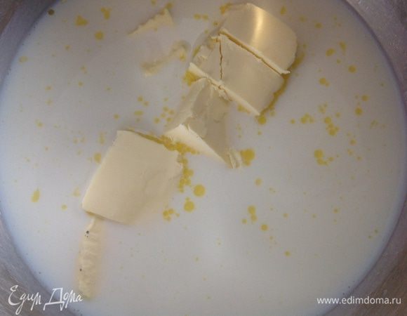 К теплому молоку добавить масло...
